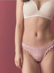 Majtki typu stringi 3 pack - różowy. Czerwone stringi damskie Reserved, l, bez wzorów. W wyprzedaży za 35.99 zł.