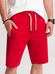 Krótkie spodenki męskie z kieszeniami - czerwone V7. Czerwone szorty męskie Ombre Clothing, bez wzorów, z bawełny. W wyprzedaży za 39.99 zł.