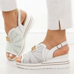 Białe skórzane sandały damskie na koturnie M.Daszyński 25144-4. Białe sandały damskie M.Daszyński, z aplikacjami, ze skóry, bez obcasa, na koturnie. Za 219.00 zł.