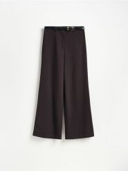 Spodnie wide leg z paskiem - ciemnobrązowy. Brązowe spodnie materiałowe damskie Reserved, bez wzorów, z tkaniny. Za 139.99 zł.