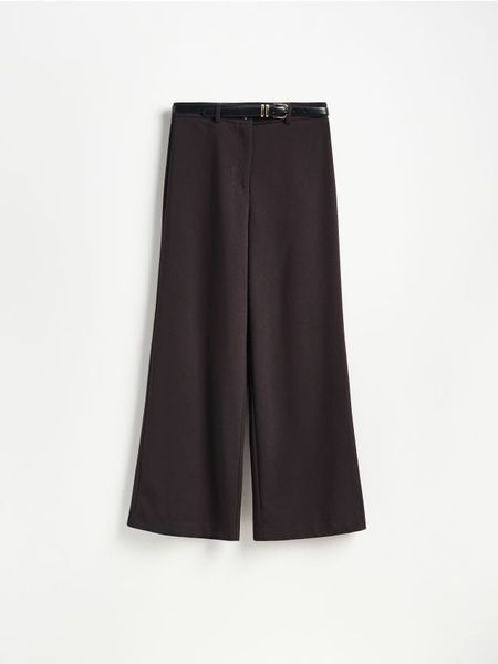Spodnie wide leg z paskiem - ciemnobrązowy. Brązowe spodnie materiałowe damskie Reserved, bez wzorów, z tkaniny. Za 139.99 zł.