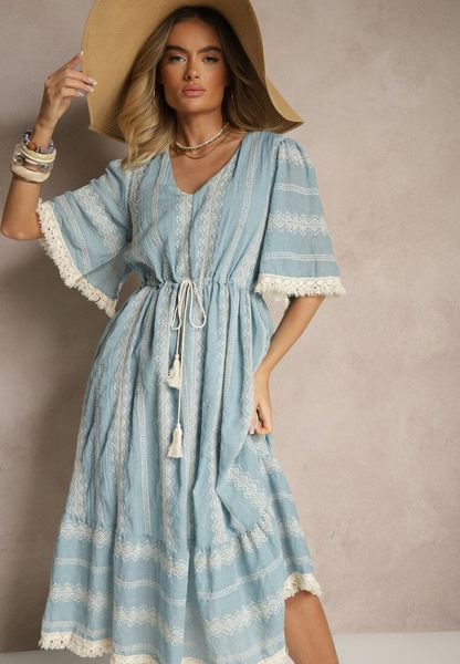 Jasnoniebieska Rozkloszowana Sukienka Boho z Bawełny Zdobiona Haftem i Wiązaniem Koriruna. Niebieskie sukienki damskie Renee, na co dzień, l, z aplikacjami, z bawełny, boho, bez kołnierzyka, bez ramiączek, midi, rozkloszowane. Za 149.99 zł.