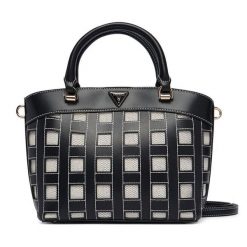 Torebka Guess. Czarne torebki klasyczne damskie Guess, z aplikacjami, bez dodatków. Za 584.99 zł.