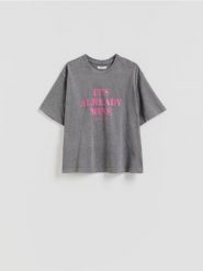 Bawełniany t-shirt z nadrukiem - ciemnoszary. Szare t-shirty damskie Reserved, l, bez wzorów, z bawełny, bez kołnierzyka. Za 59.99 zł.