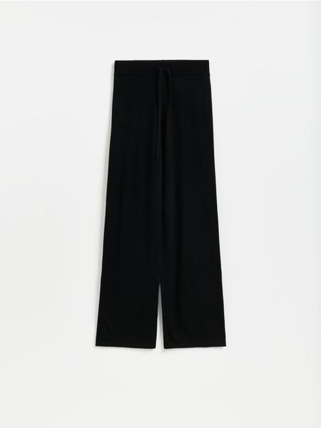 Spodnie z wełną merino - czarny. Czarne spodnie materiałowe damskie Reserved, bez wzorów, z dzianiny. Za 359.99 zł.