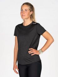 Damska koszulka do biegania Fusion. Czarne topy sportowe damskie FUSION, bez wzorów, z materiału, bez ramiączek. Za 359.99 zł.
