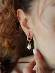 Pierres delicates Pozłacane kolczyki-kreole z perłami rozmiar: onesize. Białe kolczyki damskie Pierres delicates, z cyrkonią, pozłacane. Za 43.99 zł.