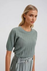 Sweter z krótkimi rękawami oliwkowy. Zielone swetry klasyczne damskie MOODO, l, z bawełny, bez kołnierzyka. Za 99.99 zł.