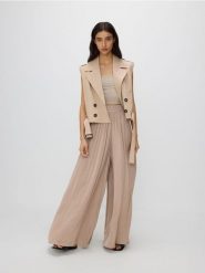 Spodnie palazzo - beżowy. Brązowe spodnie materiałowe damskie Reserved, bez wzorów, z tkaniny. W wyprzedaży za 99.99 zł.