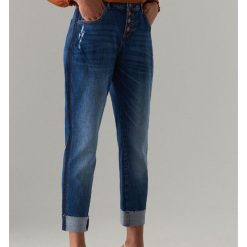 Spodnie typu boyfriend z lampasami - Granatowy. Niebieskie spodnie materiałowe damskie Mohito, bez wzorów, z jeansu. Za 119.99 zł.