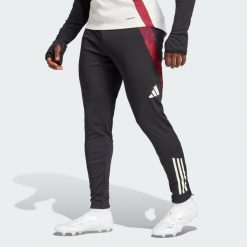 Spodnie Manchester United Tiro 24 Training. Czarne spodnie dresowe męskie Adidas, bez wzorów, z dresówki. W wyprzedaży za 209.30 zł.