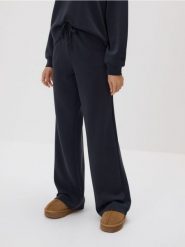 Spodnie long leg - ciemnoszary. Szare spodnie materiałowe damskie Reserved, bez wzorów, z dzianiny. Za 119.99 zł.