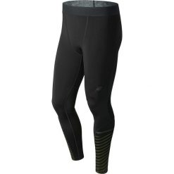 Legginsy sportowe w kolorze czarnym. Czarne spodnie sportowe męskie New Balance, z materiału. W wyprzedaży za 312.95 zł.