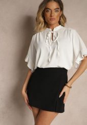 Biała Bluzka z Falbanami i Wiązaniem Fadeassa. Białe bluzki damskie Renee, bez wzorów, bez kołnierzyka, bez ramiączek. Za 59.99 zł.