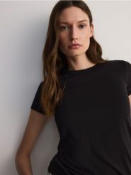 Prążkowany t-shirt z modalem - czarny. Czarne t-shirty damskie Reserved, l, bez wzorów, z dzianiny, bez kołnierzyka. W wyprzedaży za 39.99 zł.
