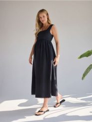 Sukienka midi z lnem - czarny. Czarne sukienki damskie Reserved, l, bez wzorów, z wiskozy, bez kołnierzyka, bez ramiączek, midi, rozkloszowane. Za 299.99 zł.