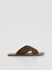 Zamszowe klapki - brązowy. Brązowe klapki i japonki męskie Reserved, ze skóry. Za 149.99 zł.