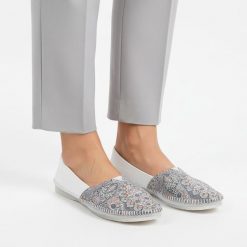 Baleriny damskie Maciejka, cholewka ze skóry naturalnej gładkiej z przodu panel tekstylny z dekoracyjnym wzorem wsuwany fason widoczne przeszycia wok. Białe baleriny damskie Maciejka, bez wzorów, ze skóry, bez obcasa. Za 239.00 zł.