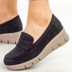 Czarne zamszowe mokasyny damskie na koturnie Potocki 12607. Czarne czółenka damskie POTOCKI, z jeansu. W wyprzedaży za 126.75 zł.