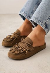 Ciemnobeżowe Klapki VICES Typu Mule z Koralikami Frędzlami i Kokardą Dioleora. Brązowe klapki damskie Born2be, z aplikacjami, bez obcasa, na płaskiej podeszwie. Za 119.99 zł.