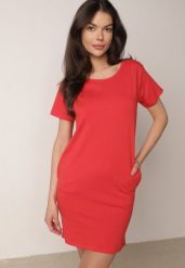 Czerwona Bawełniana Sukienka T-shirtowa o Pudełkowym Kroju Ariesea. Czerwone sukienki damskie Born2be, na co dzień, l, bez wzorów, z bawełny, eleganckie, bez kołnierzyka, bez ramiączek, mini, proste. Za 49.99 zł.
