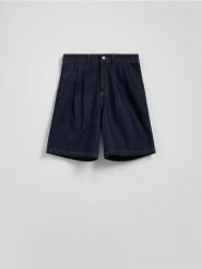 Jeansowe szorty z zakładkami - granatowy. Niebieskie szorty damskie Reserved, bez wzorów, z denimu. Za 119.99 zł.