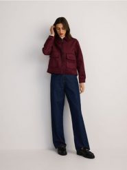 Krótka kurtka oversize - mahoniowy. Brązowe kurtki damskie Reserved, l, bez wzorów, bez kaptura. W wyprzedaży za 129.99 zł.