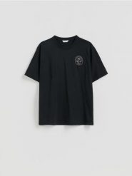 T-shirt relaxed z nadrukiem na plecach - czarny. Czarne t-shirty męskie Reserved, l, bez wzorów, z bawełny, bez kołnierzyka. Za 69.99 zł.