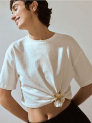 T-shirt z ozdobnym detalem - biały. Białe t-shirty damskie Reserved, l, bez wzorów, z bawełny, bez kołnierzyka. W wyprzedaży za 45.99 zł.