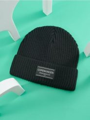 Czapka - czarny. Czarne czapki męskie Sinsay, z aplikacjami. Za 25.99 zł.
