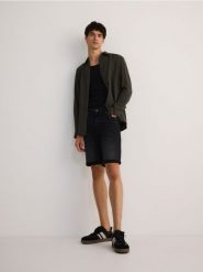 Denimowe szorty slim - szary. Szare szorty męskie Reserved, z denimu, bez kołnierzyka. W wyprzedaży za 79.99 zł.