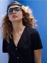 Klasyczna sukienka mini z wiskozą i domieszką lnu - czarny. Czarne sukienki damskie Sinsay, l, bez wzorów, z wiskozy, klasyczne, bez kołnierzyka, bez ramiączek, mini. Za 59.99 zł.