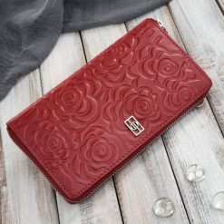 Portfel damski skórzany w kwiaty czerwony z metalowym logo Paolo Peruzzi AL-13-RD. Czerwone portfele damskie bez wzorów, ze skóry. Za 89.00 zł.