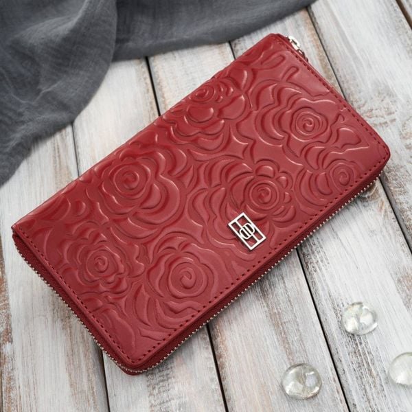 Portfel damski skórzany w kwiaty czerwony z metalowym logo Paolo Peruzzi AL-13-RD. Czerwone portfele damskie Paolo Peruzzi, bez wzorów, ze skóry. Za 89.00 zł.