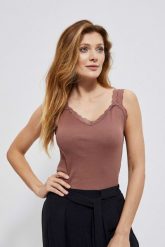 Bawełniany top z koronką czekoladowy. Brązowe topy damskie MOODO, xs, bez wzorów, z bawełny, bez kołnierzyka. W wyprzedaży za 14.99 zł.