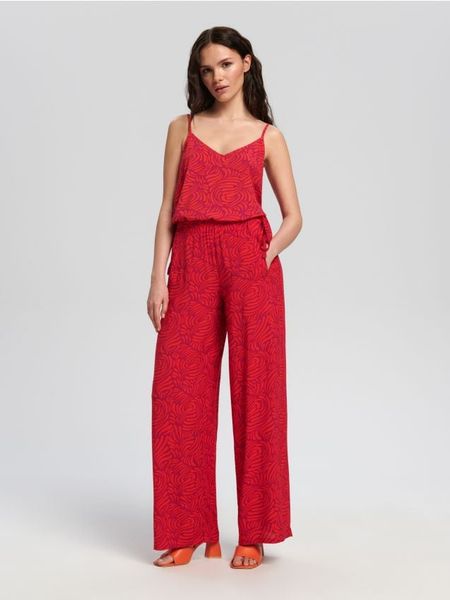 Spodnie z kieszeniami - różowy. Czerwone spodnie materiałowe damskie Sinsay, bez wzorów, z tkaniny. Za 49.99 zł.