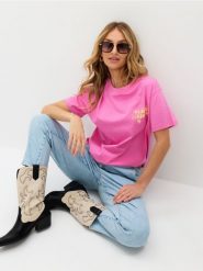 Bawełniana koszulka z napisem Summer Vibes - różowy. Czerwone t-shirty damskie Sinsay, l, bez wzorów, z bawełny, bez kołnierzyka. Za 25.99 zł.