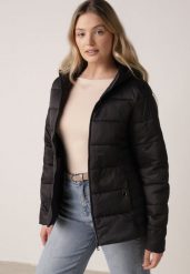 Czarna Kurtka Pikowana na Sezon Pzejściowy z Kapturem Zinnitha. Czarne kurtki damskie Born2be, l, bez wzorów, z dresówki, z kapturem. Za 129.99 zł.