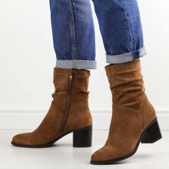 Brązowe zamszowe botki damskie na obcasie M.Daszyński 2337-9. Brązowe botki damskie M.Daszyński, na jesień, z materiału, eleganckie, bez obcasa, na obcasie, bez zapięcia. Za 199.00 zł.