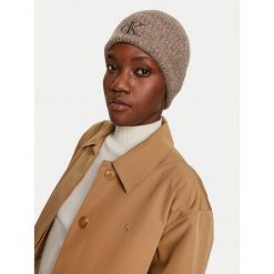 Czapka Calvin Klein. Brązowe czapki zimowe damskie CALVIN KLEIN. Za 199.99 zł.