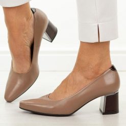 Beżowe Tan skórzane Polskie czółenka damskie Suzana 4502. Brązowe czółenka damskie Suzana, bez wzorów, z lakierowanej skóry, bez obcasa, na słupku. Za 439.00 zł.