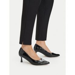 Czółenka JENNY. Czarne czółenka damskie Jenny, bez wzorów, bez obcasa. Za 119.99 zł.