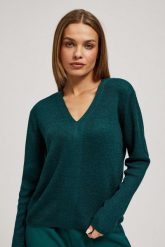 Dopasowany sweter z dekoltem w serek szmaragdowy. Zielone swetry klasyczne damskie MOODO, l, bez kołnierzyka. W wyprzedaży za 59.99 zł.