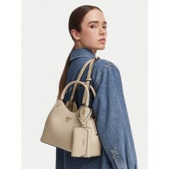 Torebka Guess. Brązowe torebki klasyczne damskie Guess, z aplikacjami, bez dodatków. Za 584.99 zł.