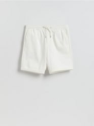 Szorty regular fit - złamana biel. Szorty męskie Reserved, bez wzorów, z dzianiny. Za 99.99 zł.