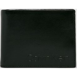 Calvin Klein - Portfel skórzany. Czarne portfele męskie CALVIN KLEIN, bez wzorów, z materiału. W wyprzedaży za 199.90 zł.