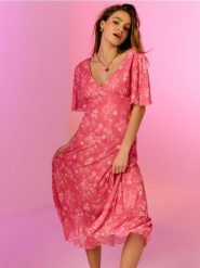 Sukienka midi z rozszerzanym krótkim rękawem w kwiaty - wielobarwny. Sukienki damskie Sinsay, l, bez wzorów, bez kołnierzyka, bez ramiączek, midi. Za 59.99 zł.