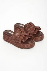 Klapki damskie skórzane CASADEI. Klapki damskie Casadei, bez wzorów, bez obcasa. Za 3,339.00 zł.