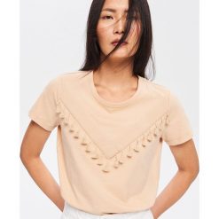 T-shirt z aplikacją - Beżowy. Brązowe koszulki dziewczęce Reserved, z aplikacjami, bez ramiączek. Za 29.99 zł.