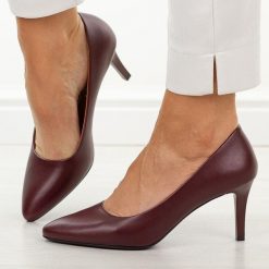 Bordowe szpilki damskie Sergio Leone 1336. Czerwone szpilki Sergio Leone, bez wzorów, z jeansu, bez obcasa. W wyprzedaży za 152.10 zł.